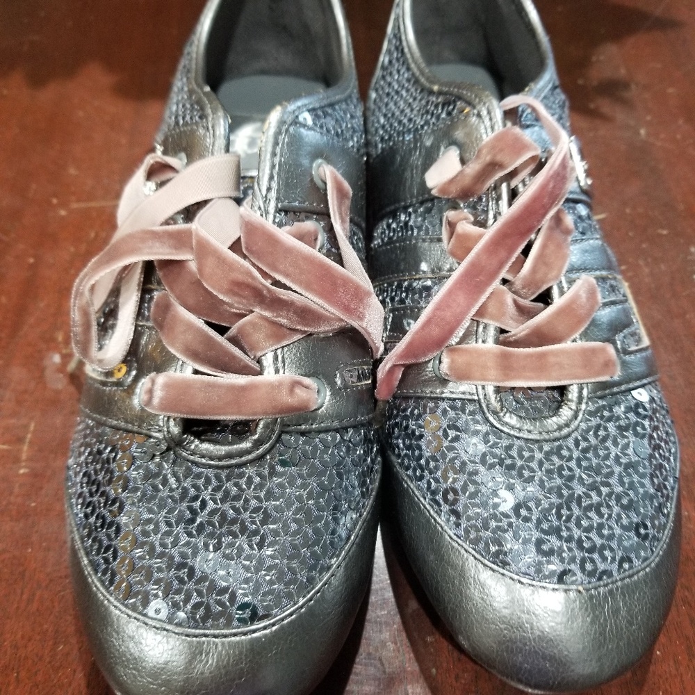 Gently used pair of Guess Tennie Shoes